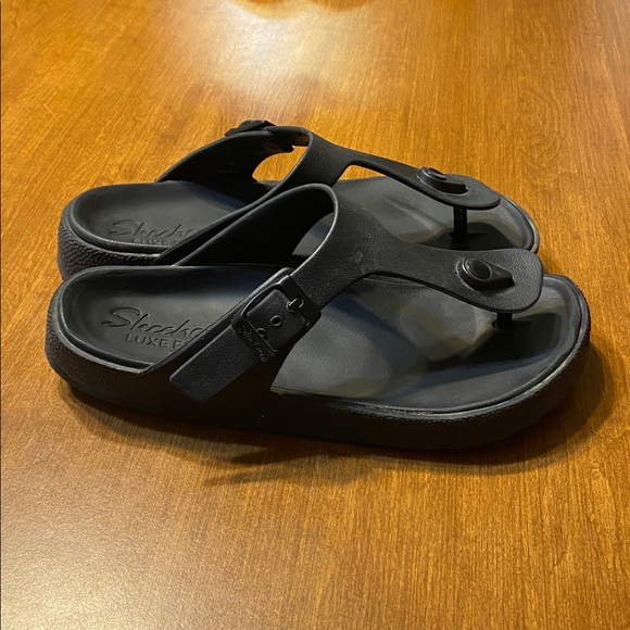 Skechers Luxe Foam T-strap Sandals - Picture 2 of 5